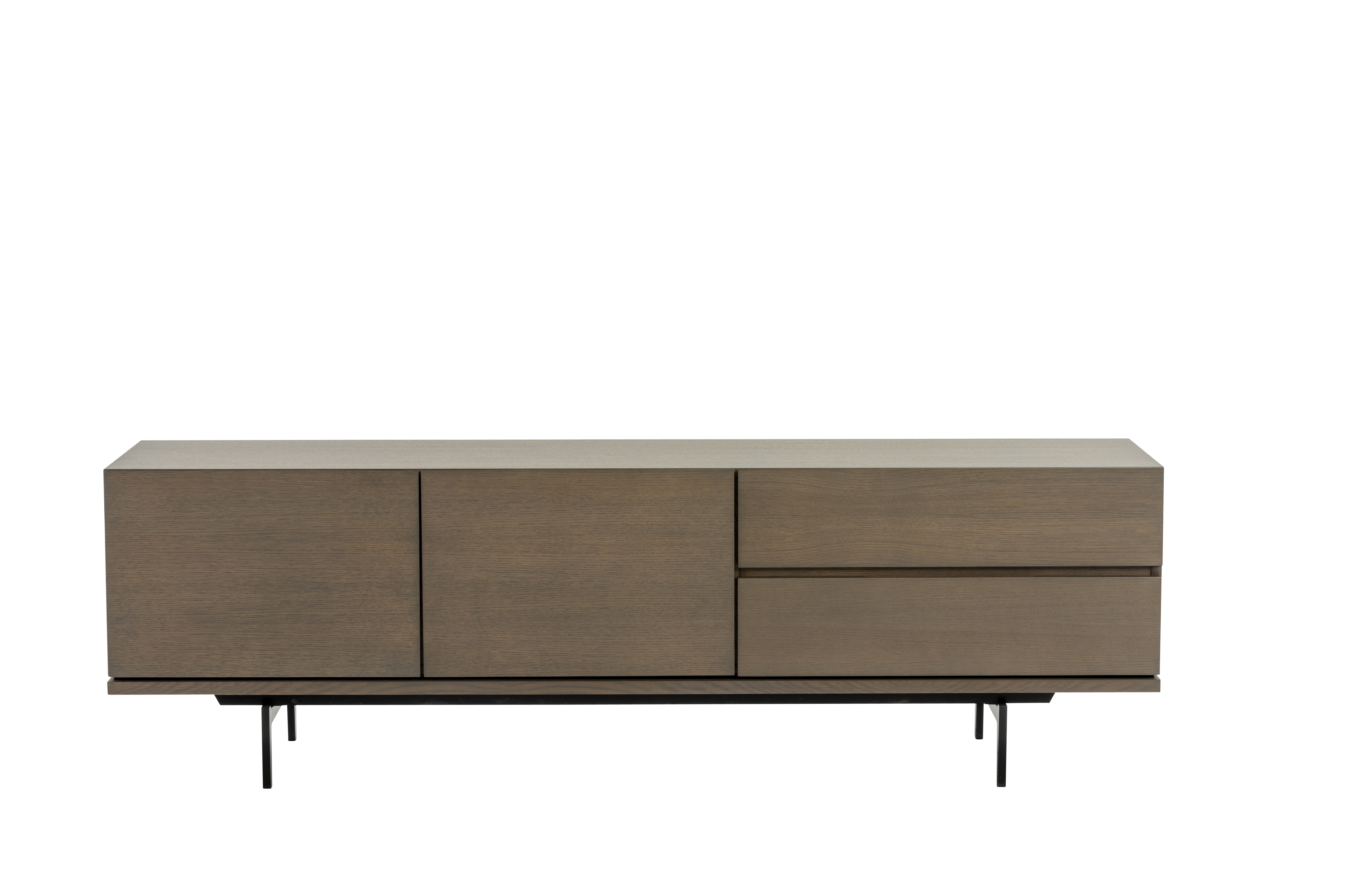 Nicci Credenza